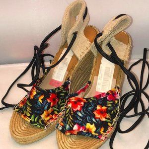 Like New! Dolce Vita Wedges Espadrille Inspired Leg Wrap Up Floral Size 8